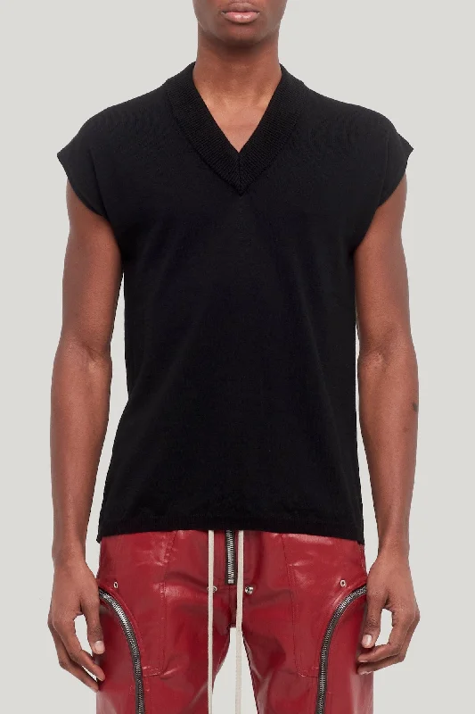 Men's Pants with Water-Resistant FabricRick Owens Short Sleeve V Neck Sweater in Black Men's Pants with Water-Resistant FabricRick Owens Short Sleeve V Neck Sweater in Black